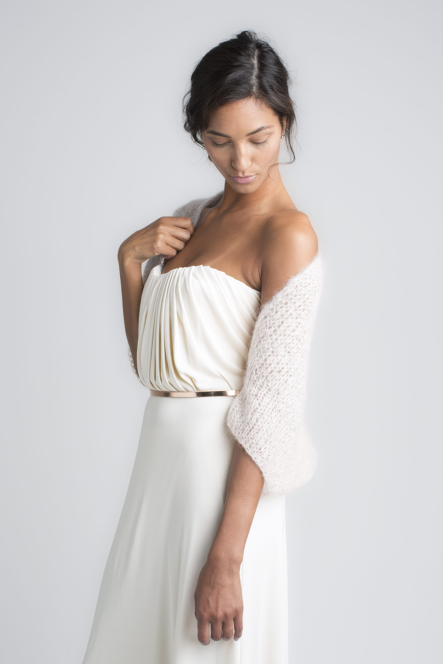 Braut trägt den Bolero Endless Love in Ivory mit einem elegantem Kleid.