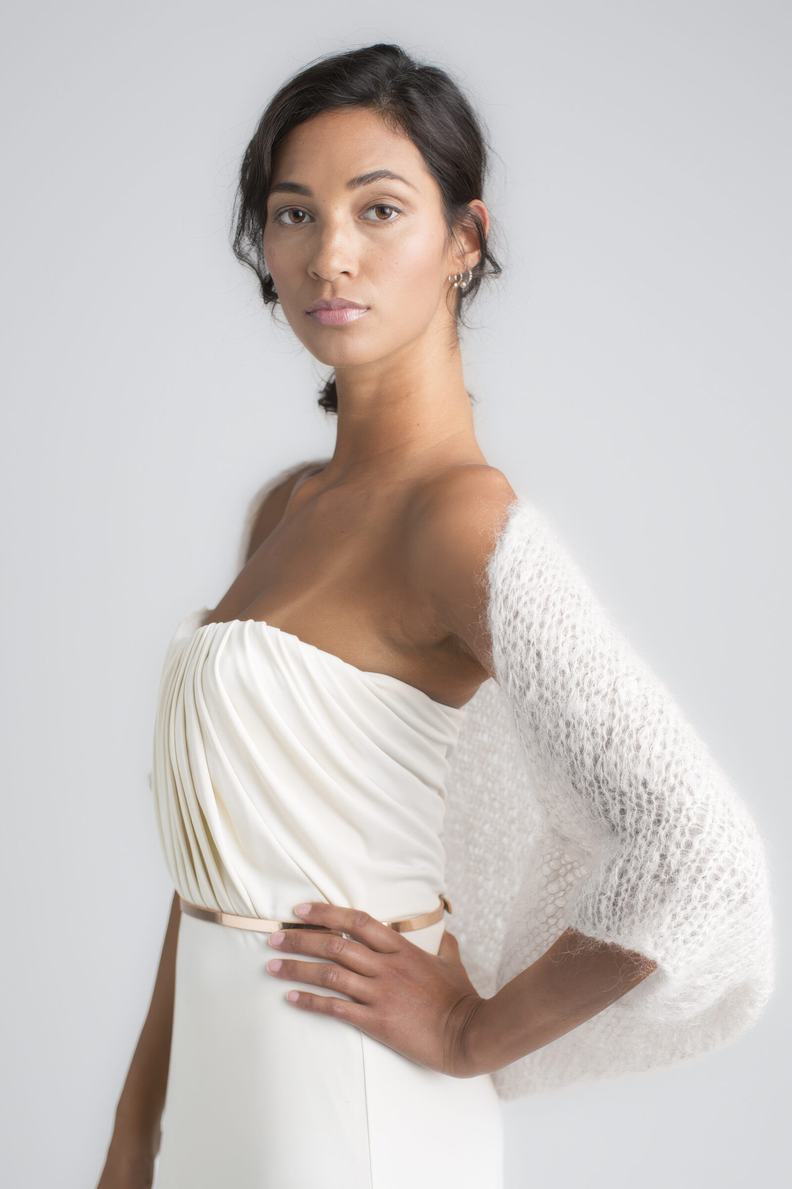 Braut trägt den Endless Love Bolero in Ivory über einem trägerlosen Kleid.