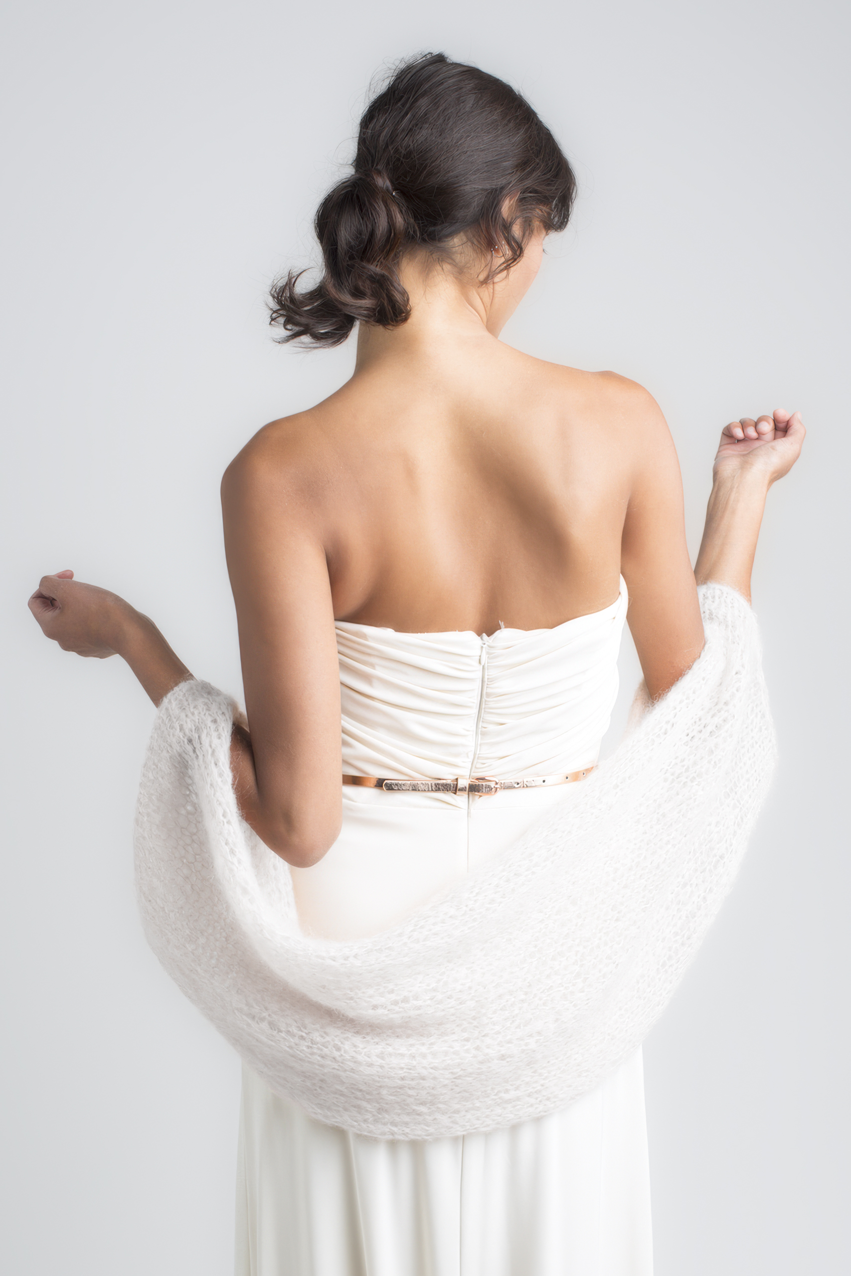 Braut trägt einen Ivory Endless Love Bolero um ihre Schultern.