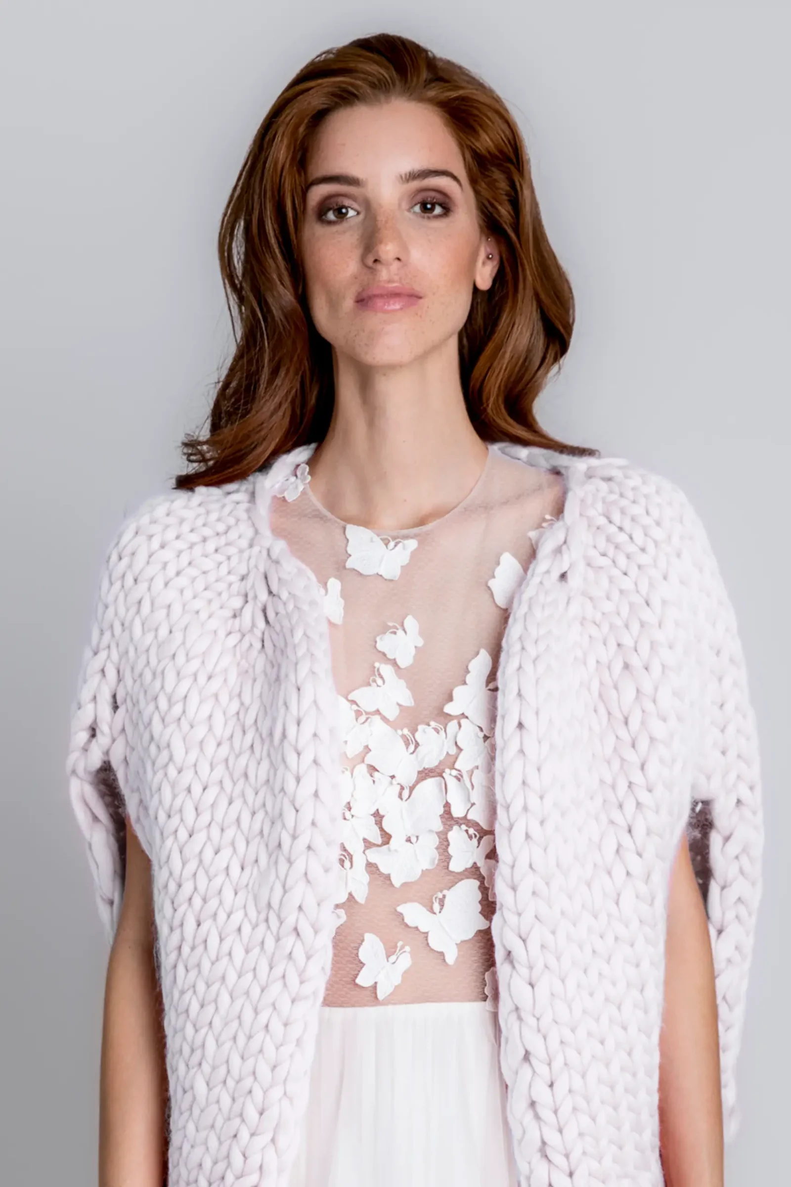 Braut trägt ein Ivory Cape baby love.