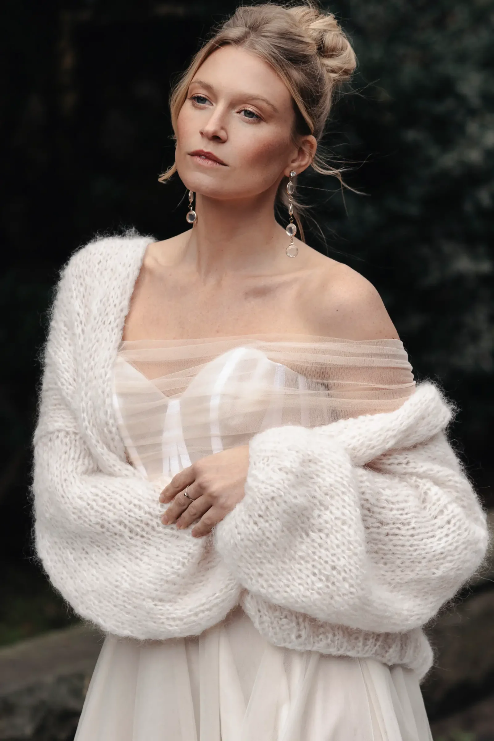 Braut trägt den luxuriösen Just Like Heaven Cardigan in Ivory, elegant drapiert über dem Kleid.